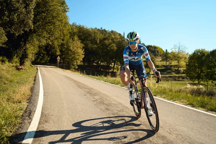 Ashleigh Moolman-Pasio descending on bicycle